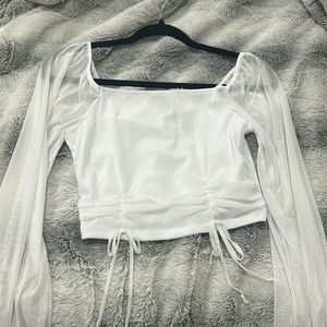 Medium crop top with mesh sleeves